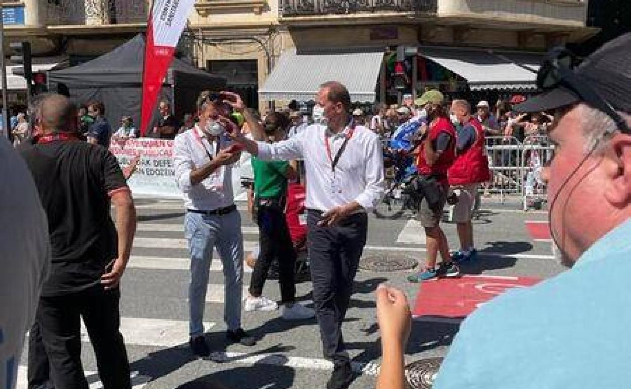 Christian Prudhomme, director del Tour de Francia, ha visitado este miércoles Irun y ha charlado con el alcalde José Antonio Santano. 