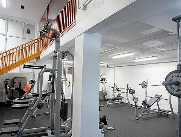 Una usuaria en las máquinas del polideportivo. 