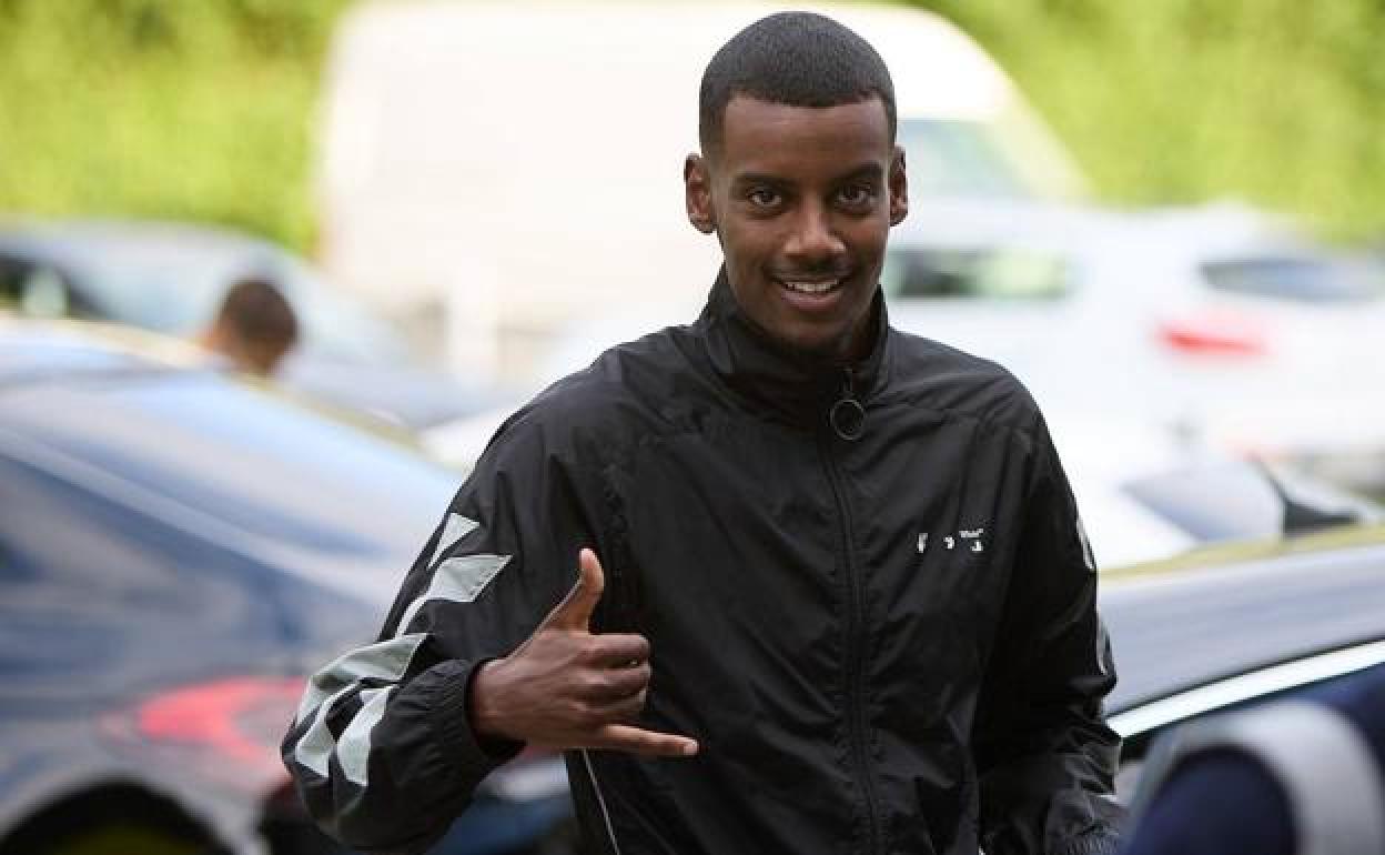 Alexander Isak a la llegada de uno de sus viajes recientes.