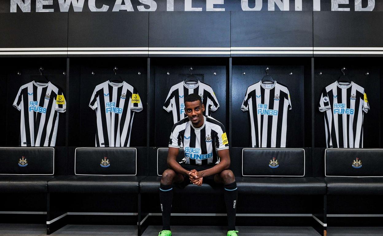 Alex Isak posa en el vestuario del Newcastle.