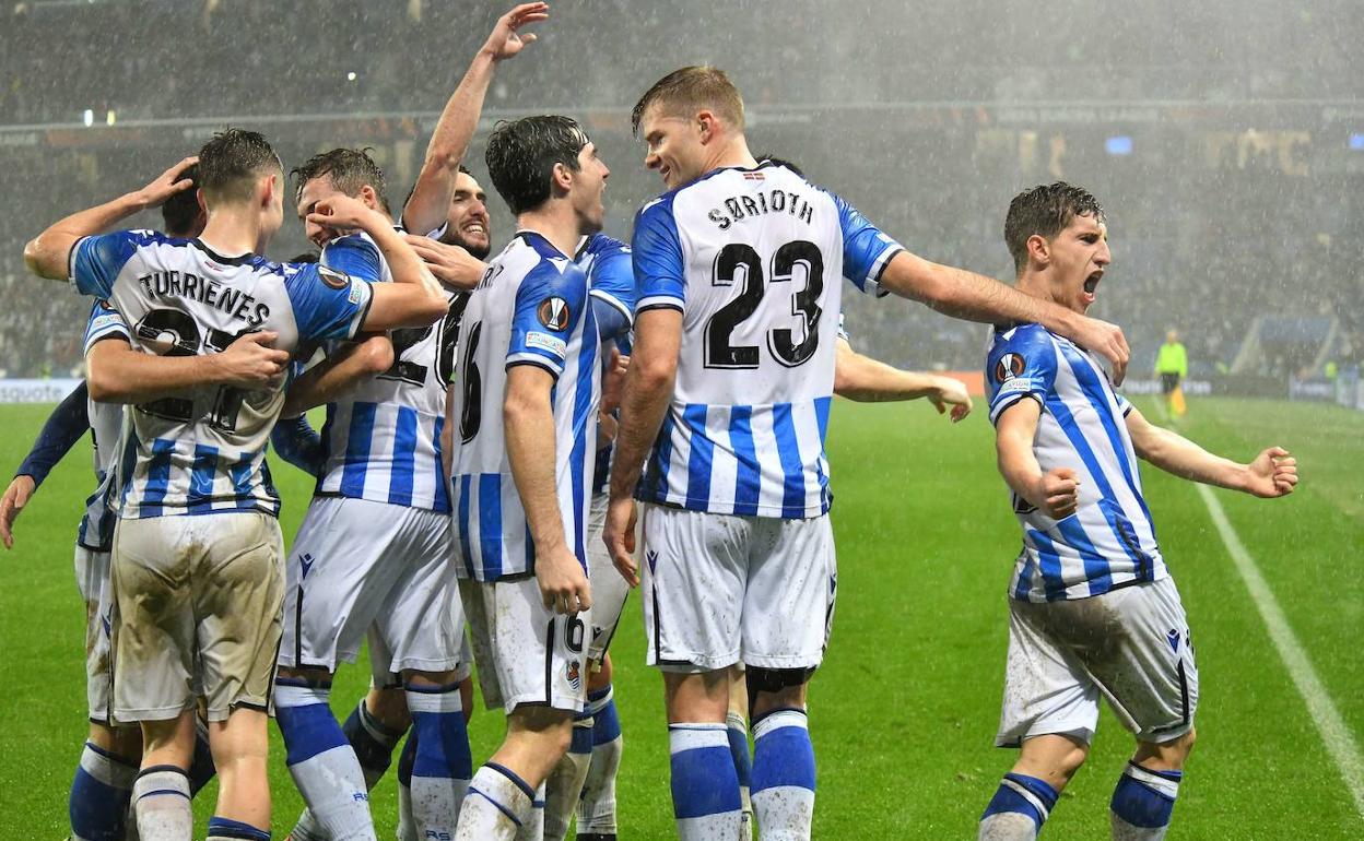 Los jugadores de la Real Sociedad celebran un gol contra el PSV Eindhoven en la edición del año pasado.