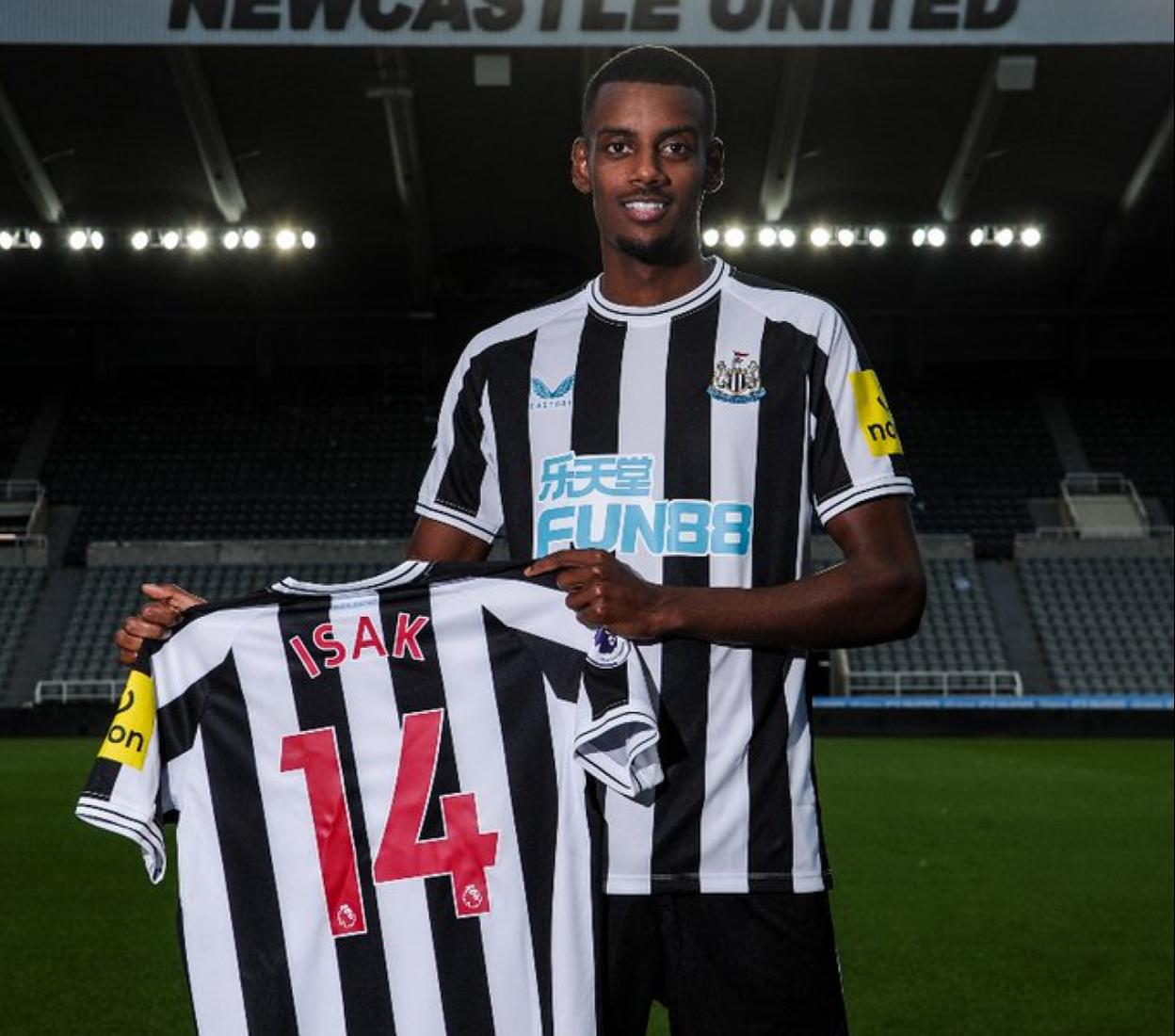 Alexander Isak posa con la camiseta de su nuevo club.