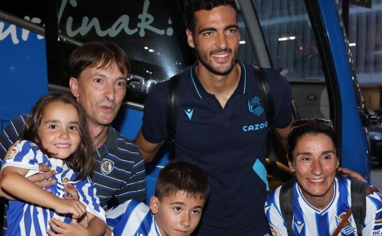 Mikel Merino con aficionados de la Real en Elche. 