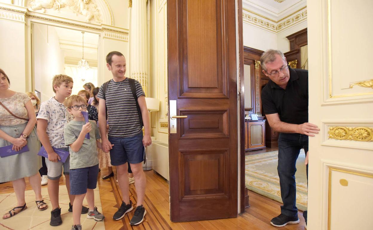 Markel Olano abre la puerta de su despacho a los visitantes