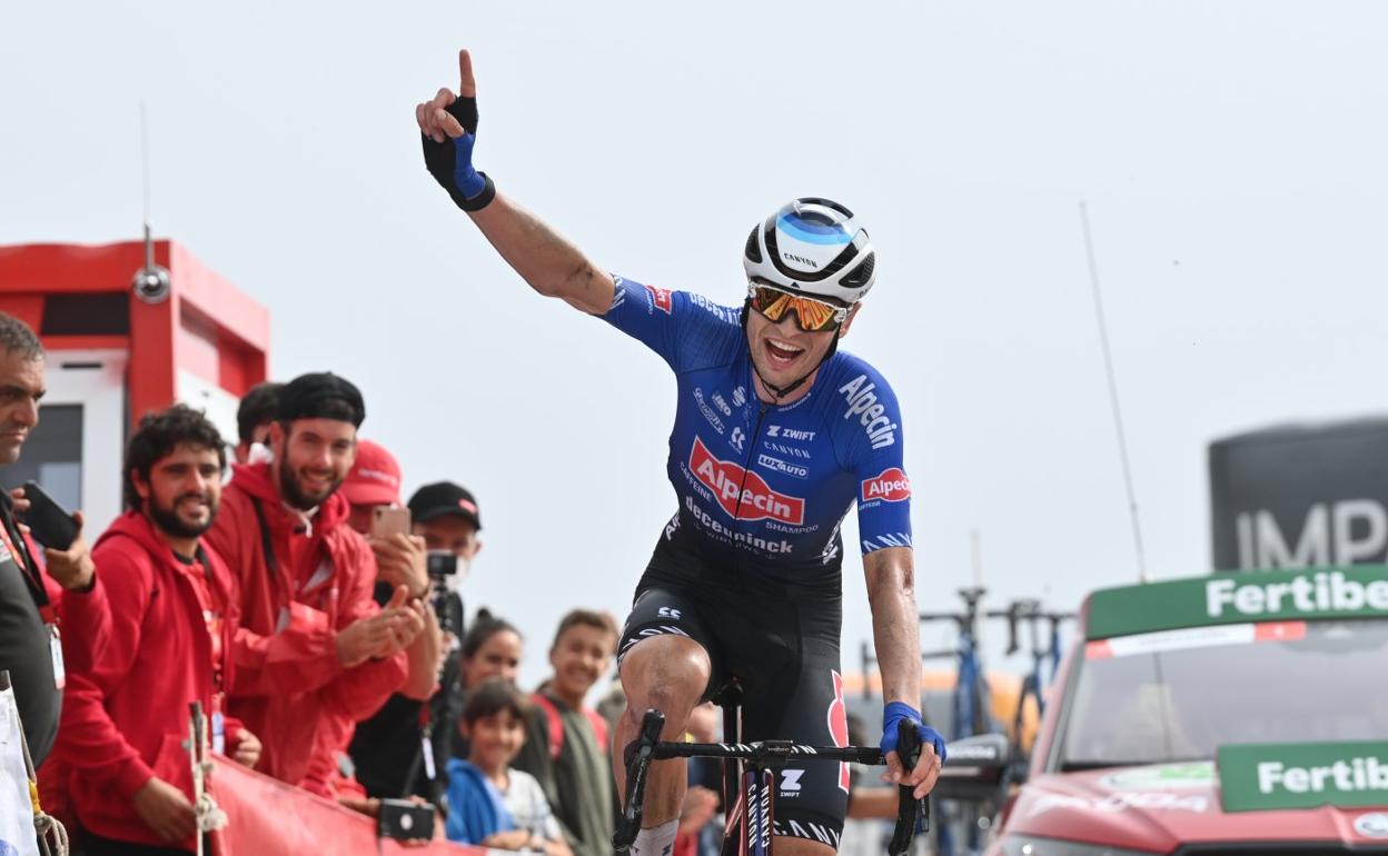 Jay Vine (Alpecin) celebra en solitario su victoria en lo alto del Colláu Fancuaya, la segunda en esta Vuelta a España. 