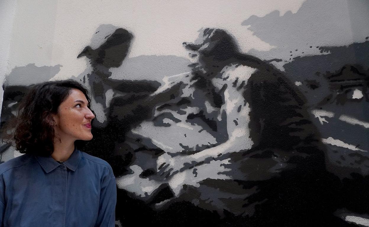 María Elorza, ante el mural de Tabakalera que representa a unas cigarreras fumando. La directora homenajea a esas trabajadoras en su filme. 