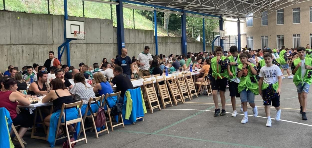 Bazkarian herritar ugari batu ziren. 