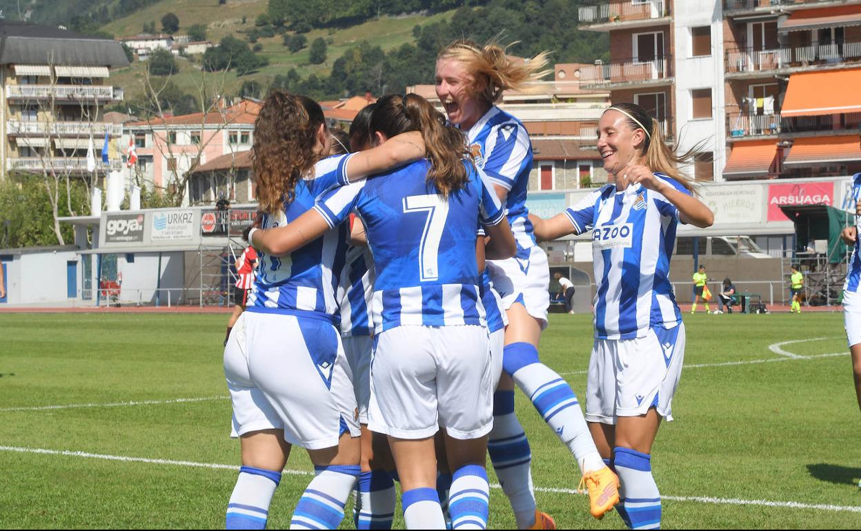 Las jugadoras de la Real Sociedad celebrando uno de los tres tantos que le han metido al Athletic. 