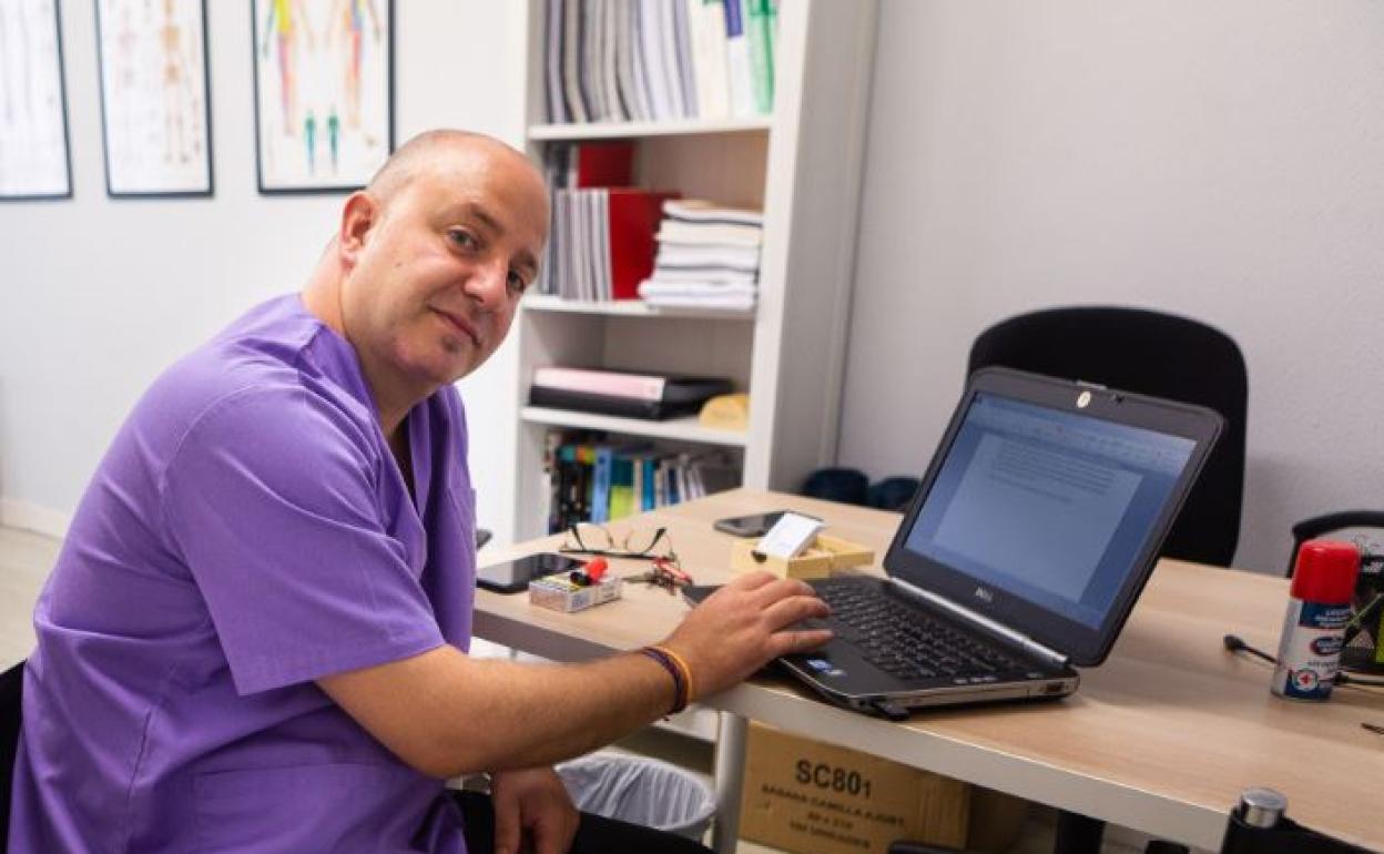Jaime Urra, en su consulta de Osteopatía en el Paseo Colón de Irun.
