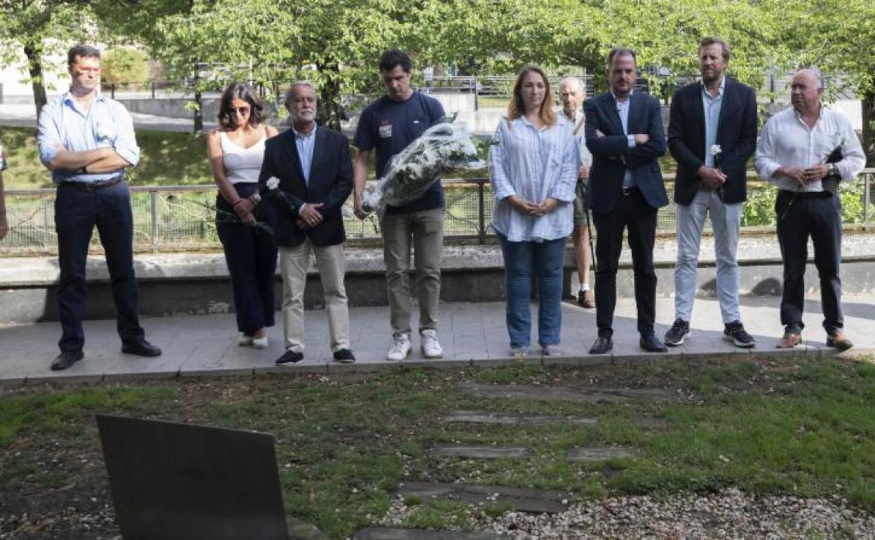 Homenaje a Manuel Indiano en Zumarraga, en presencia del presidente del PP vasco, Carlos Iturgaiz, y otros cargos del partido. 