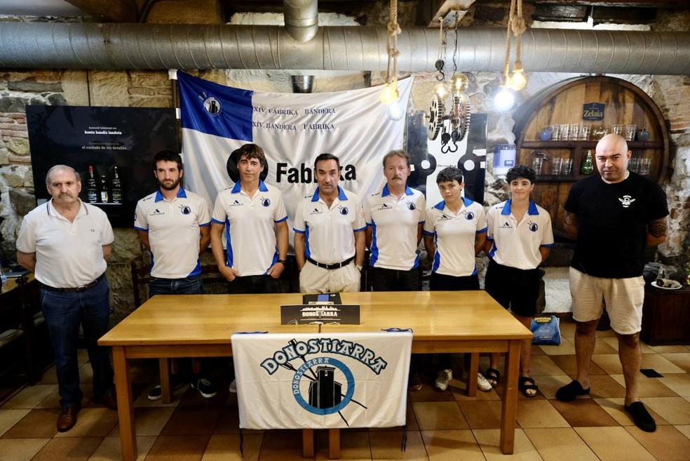 Representantes de Donostiarra posan en Donostiarra Task. 