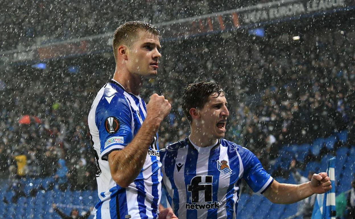 Sorloth y Aihen Muñoz en el encuentro ante el PSV de Europa League de la pasada temporada