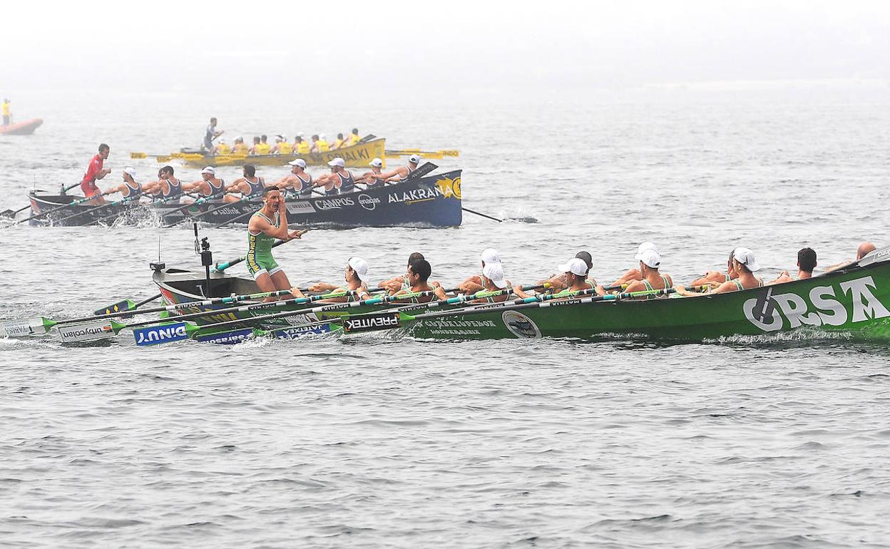 Hondarribia, Urdaibai y Orio compiten en la tanda de honor del pasado domingo en Boiro. 