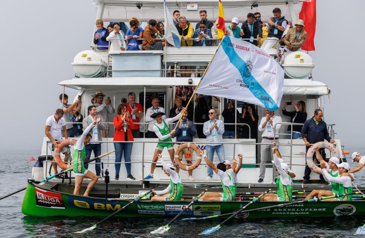 Ioseba Amunarriz ondea la bandera lograda por Matrix Hondarribia en Boiro el domingo. 