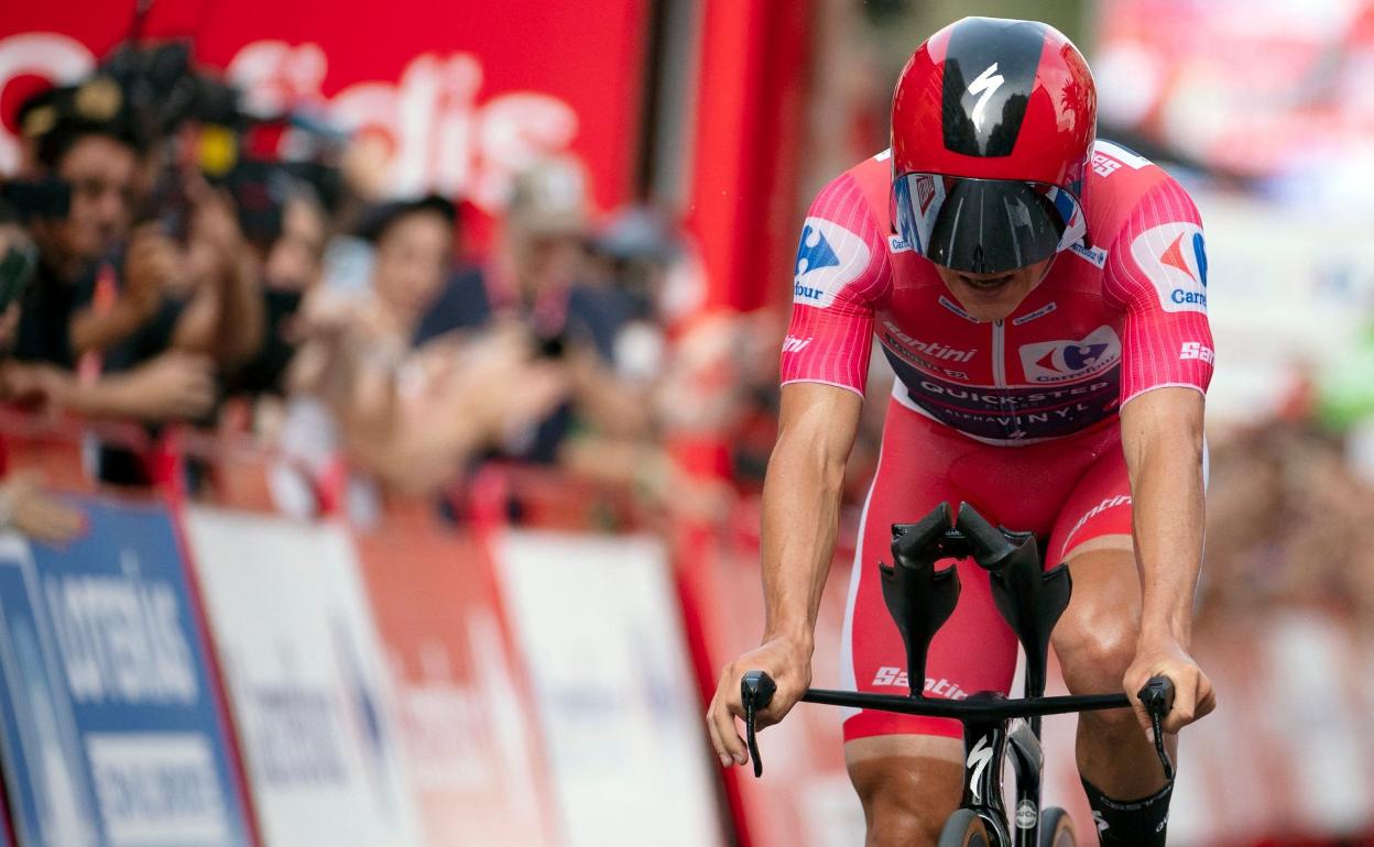 Remco Evenepoel cruza como ganador la meta de Alicante 