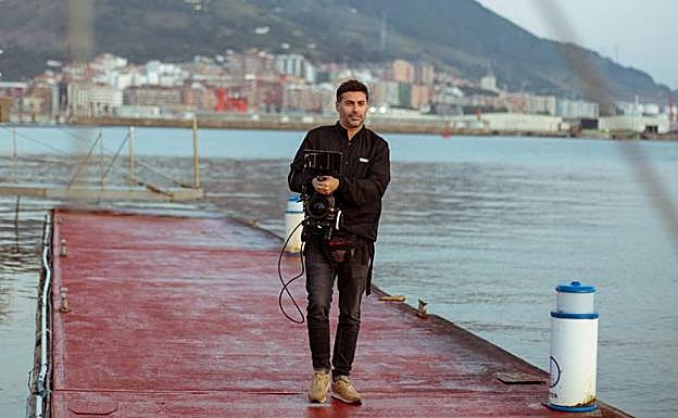 El director Iker Elorrieta en el rodaje del filme en el Abra.