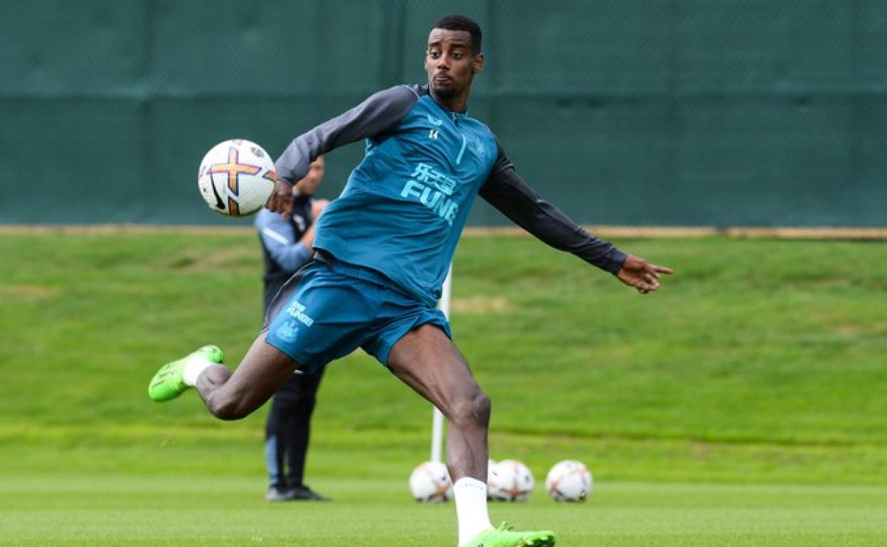 Alexander Isak, en un entreno del Newcastle.