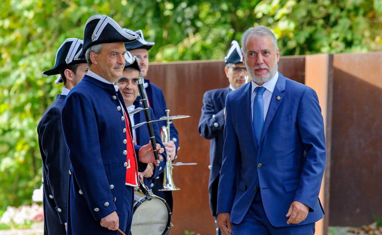 El lehendakari, a su llegada al palacio, pasa junto a los txistularis de la banda municipal de Donostia. 