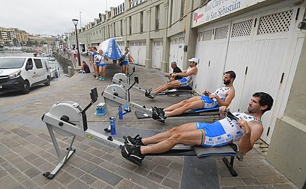 Imagen. Entrenamientos ayer en la bahía de La Concha.