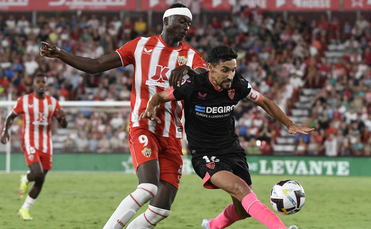 Umar Sadiq pugna con Navas por un balón.