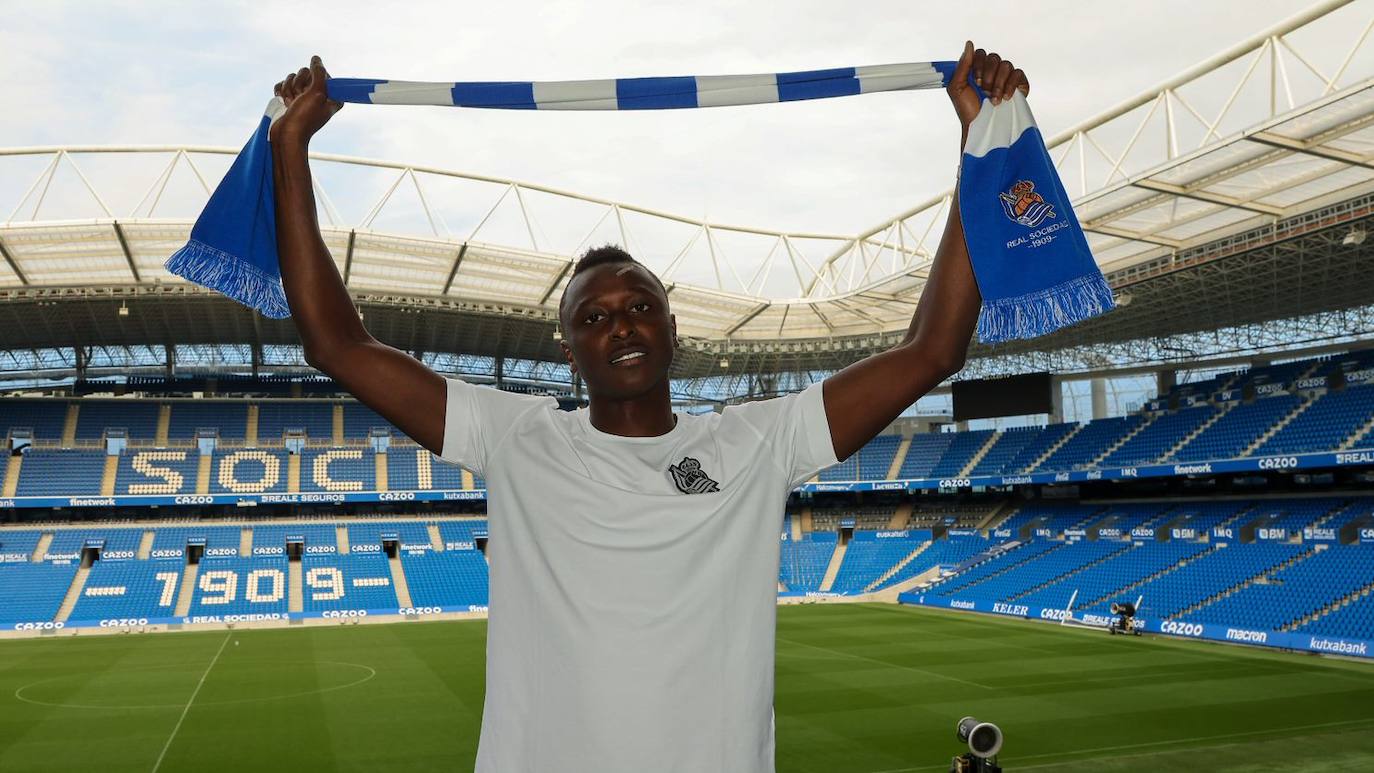 Fotos: Repasa la llegada de Umar Sadiq a la Real Sociedad en imágenes