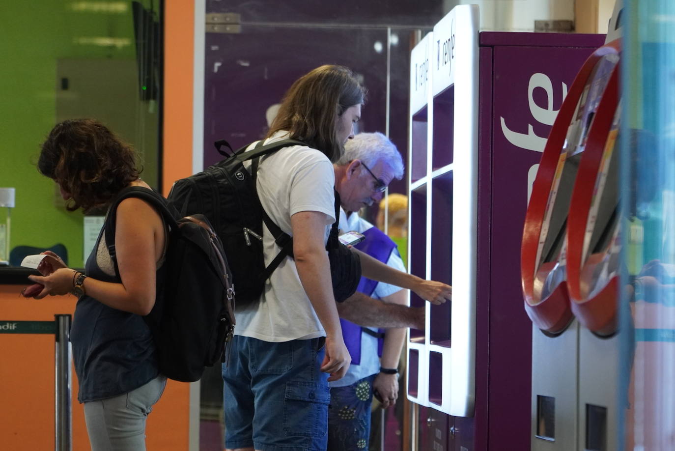 Usuarios de Renfe adquieriendo el bono en una de las máquinas de la estación del Norte, en Donostia. 