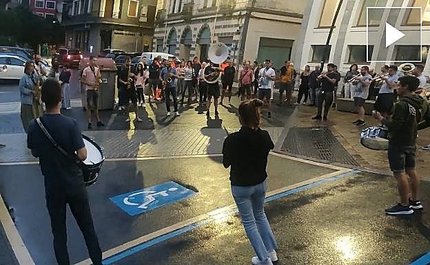 La vuelta al tajo vuelve a ser menos dura con la txaranga Mauxitxa en Elgoibar