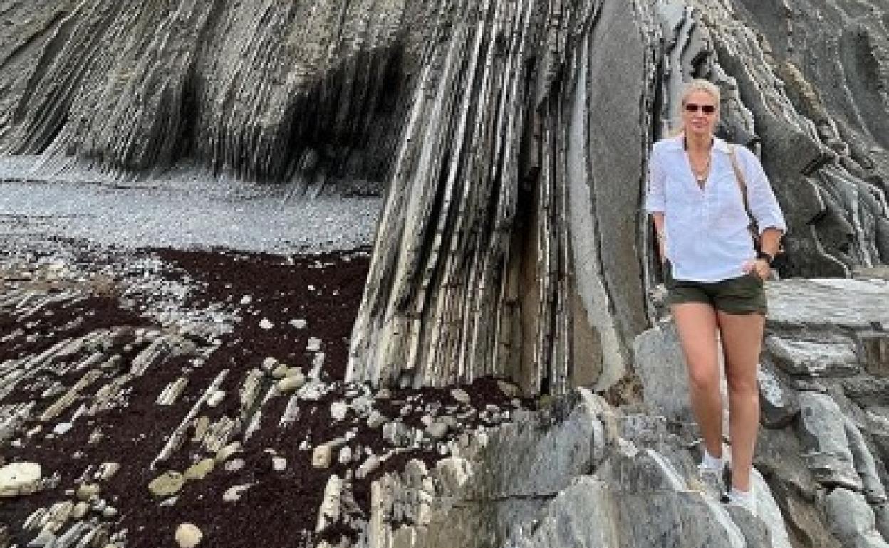 Genoveva Casanova posa en el flysch de Zumaia