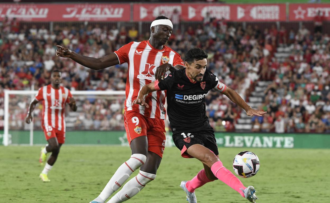 Umar Sadiq pugna por un balón con Jesús Navas.