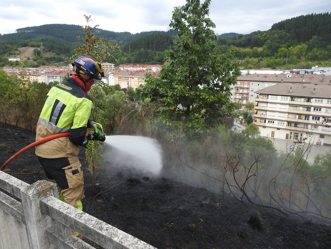 Fotos: Imágenes del incendio en el barrio de Txarapea