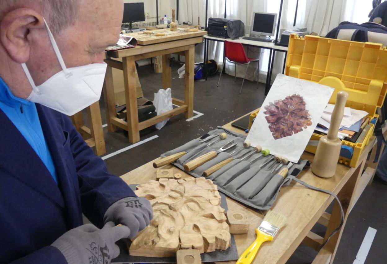 Uno de los alumnos habituales del taller de talla de madera. 