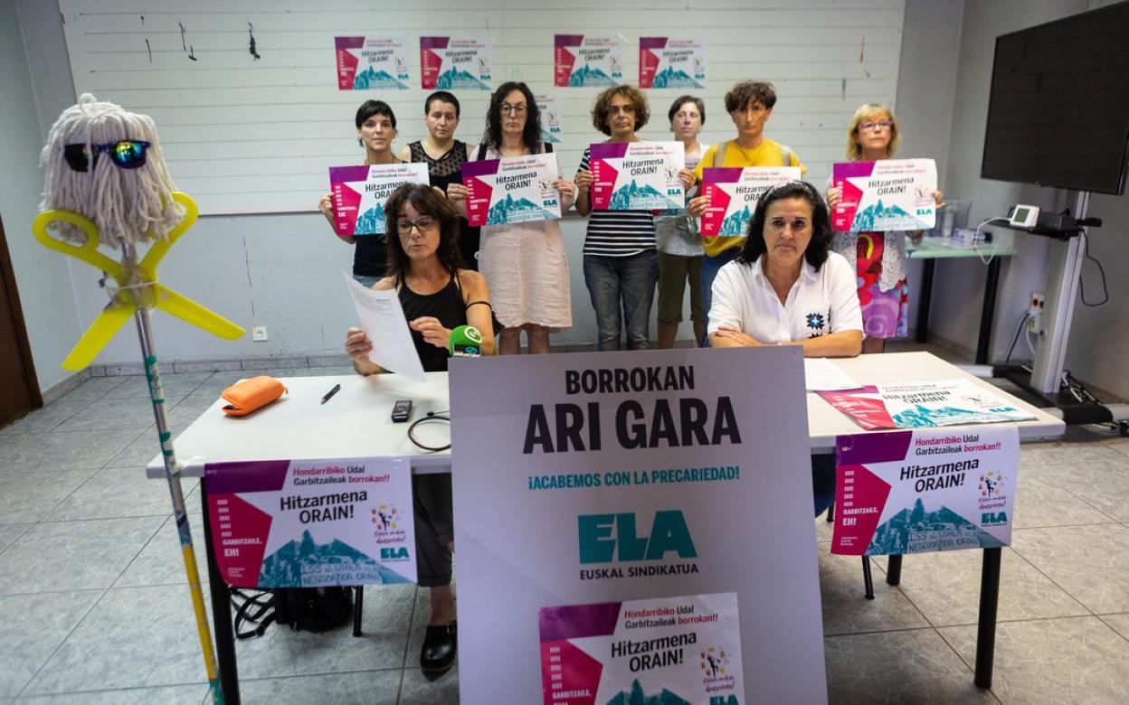 Las limpiadoras de los edificios municipales, ayer durante la comparecencia realizada. 