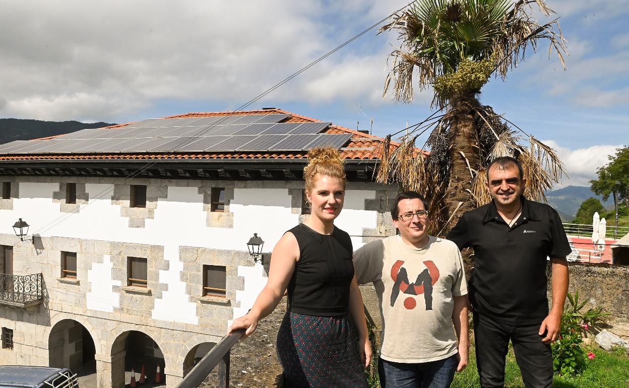 La alcaldesa, Gurutze Etxezabal, Eneko Maioz y Pello Garmendia, ante los paneles de Orexa