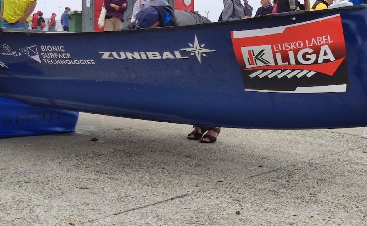 La embarcación de Urdaibai con la 'piel de tiburón' en el caso y la pubilicad d ela empresa suministradora en su embarcación. 