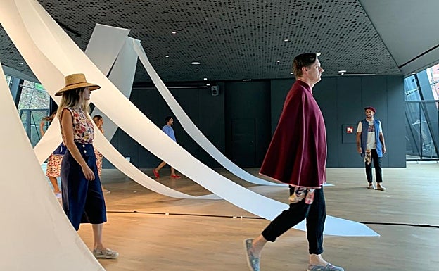 Los participantes con las prendas de la colección 'Elkano'.