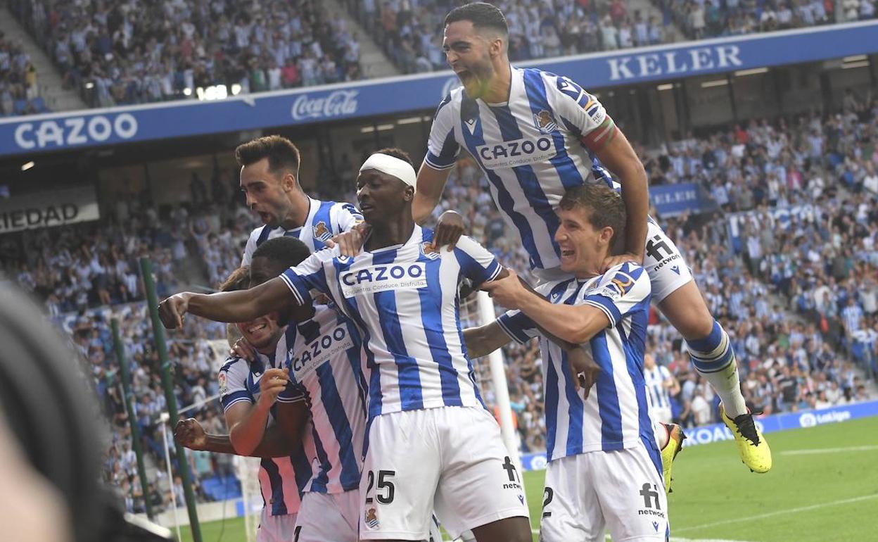 Sorloth defiende el balón ante el Atlético de Madrid