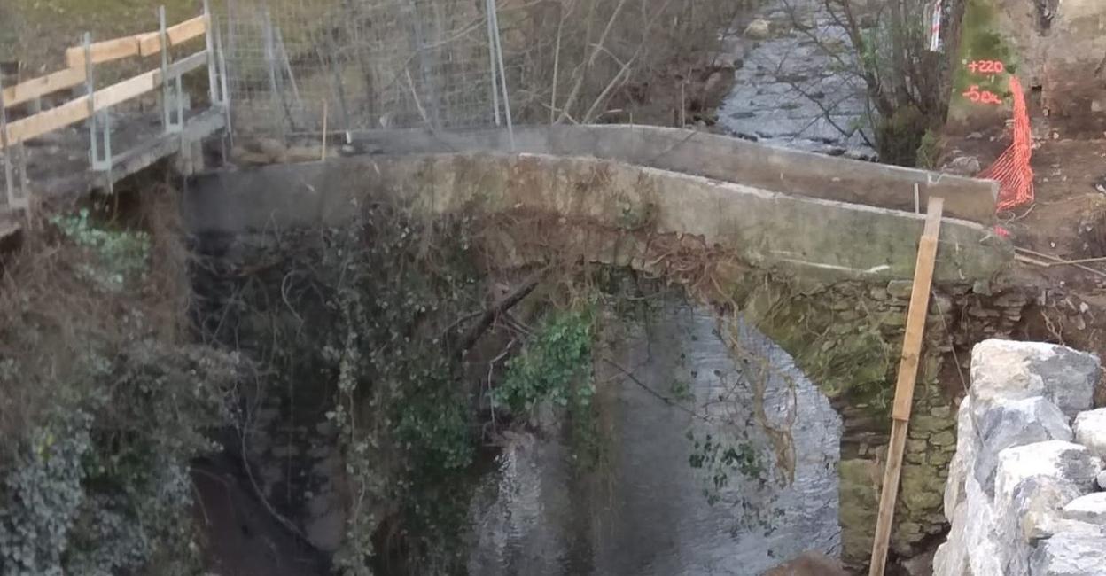 Las piedras de caliza margosa del viejo puente de Uribe continúan depositadas en el lecho del río Aramaio. 