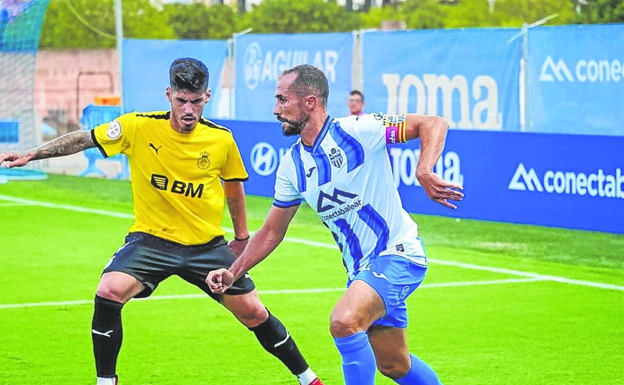 Canario levanta la vista ante la oposición del unionista Montoro. 