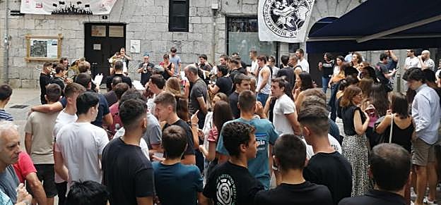 Zestoako txarangaren doinuen inguruan jende andana bildu zen. 