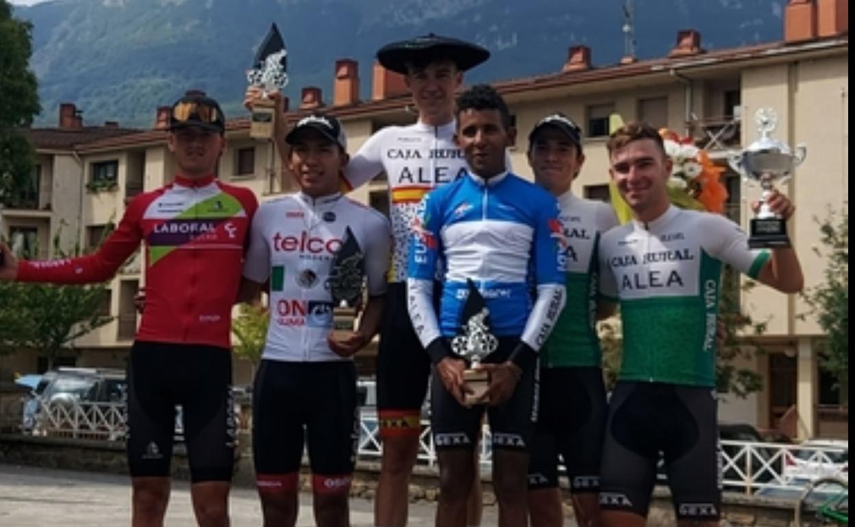 Podiuma osatu zuten txirrindulariak, atzo. 