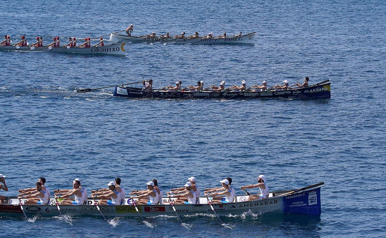 Donostiarra y Urdaibai reman prácticamente paralelas en el largo de ida de la primera jornada de la Bandera de La Concha. 
