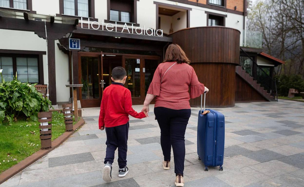 Dos visitantes se dirigen hacia la entrada del hotel Atalaia, en Irun. 