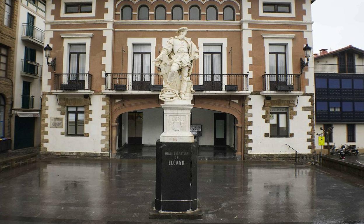 La estatua de Elcano frente al Ayuntamiento de Getaria.