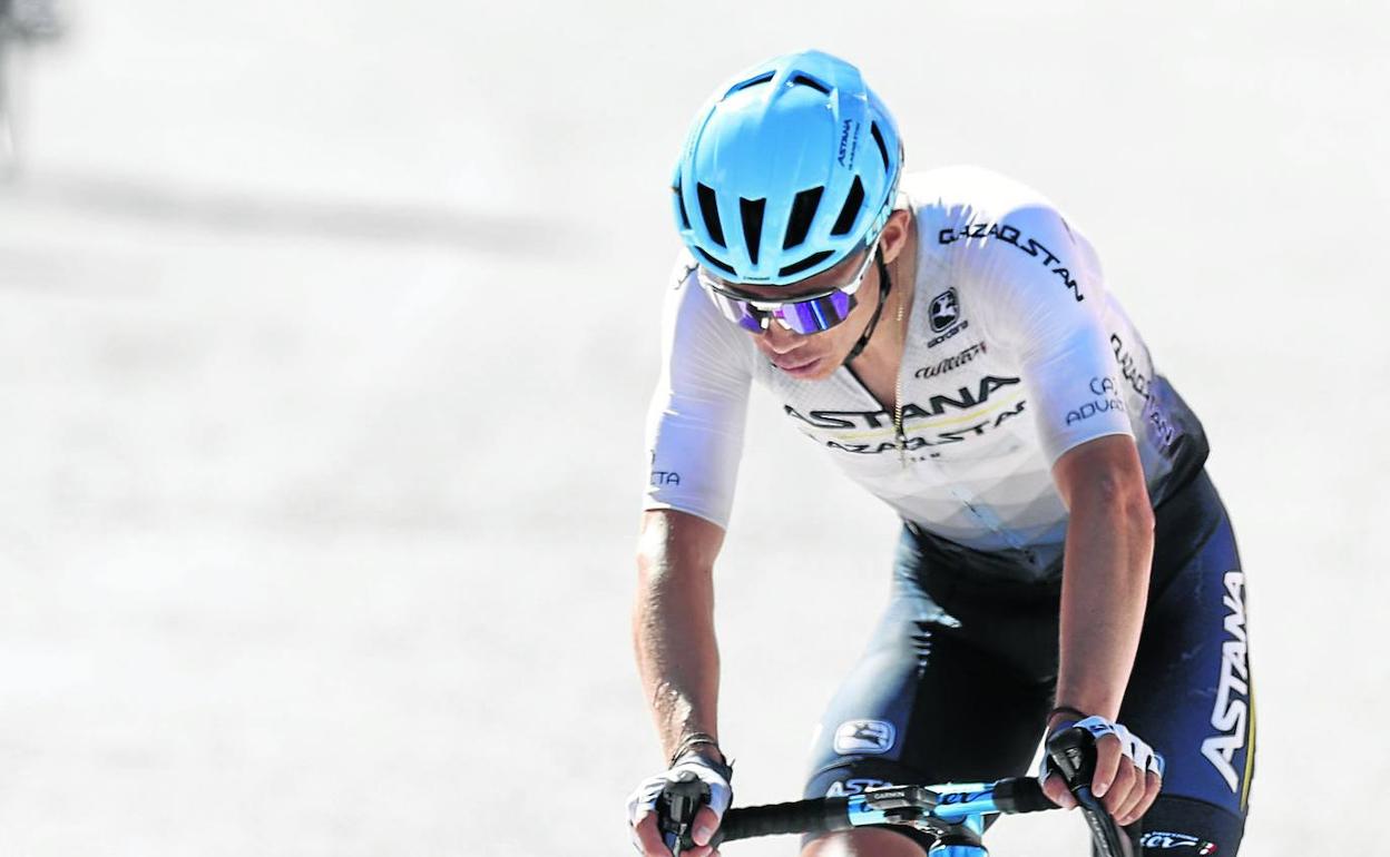 Miguel Ángel 'Supermán' López, atraviesa la meta de Monachil en la etapa del domingo.