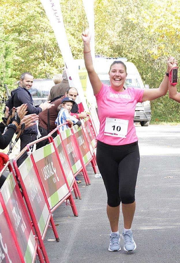 Aurreko edizio bateko hiru emakume korrikalari Urkuluko helmugara heltzen. 