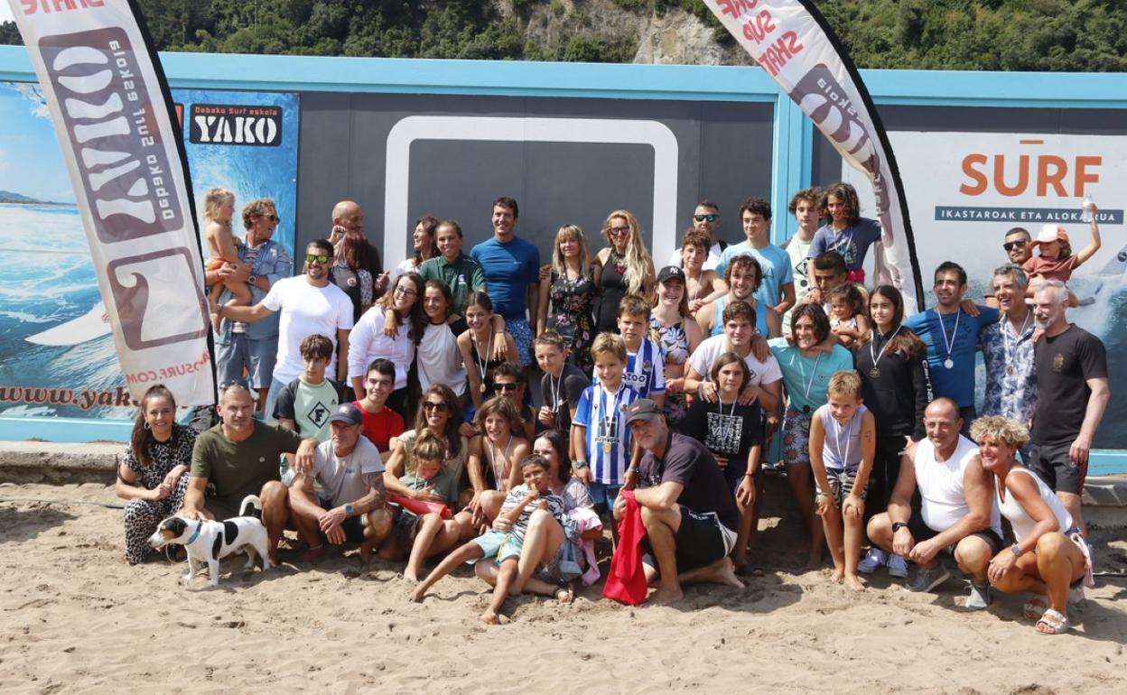 Foto de familia con premiados y participantes. 