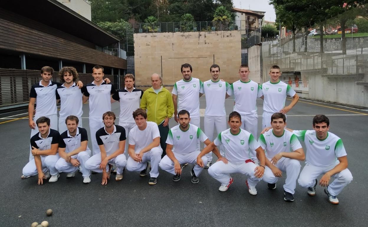 Iparralde 3ko Senpereko pilotariak (ezkerrean) eta Gipuzkoa batekoak, Joxemari Ezkerro epailearekin. 