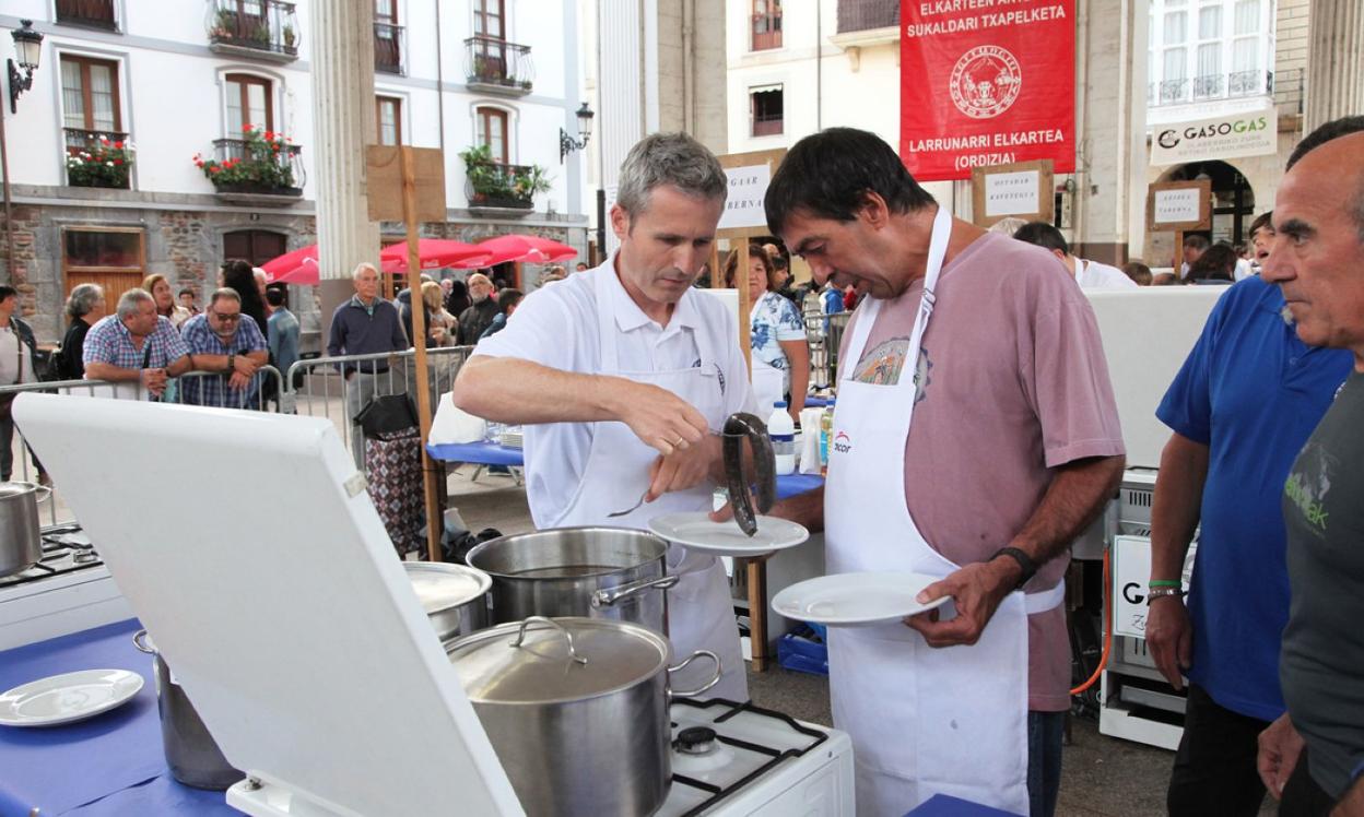 La cata-concurso de morcilla dará comienzo a las 18.15 en la Plaza. 