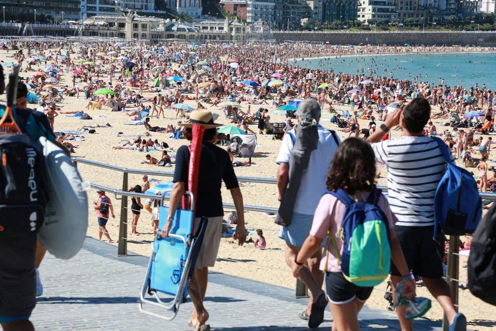 Hasta la bandera. La playa de La Concha estaba ayer llena de turistas y locales. 