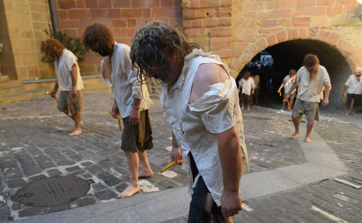 Elcano y el resto de la tripulación llegan a las calles de Getaria.